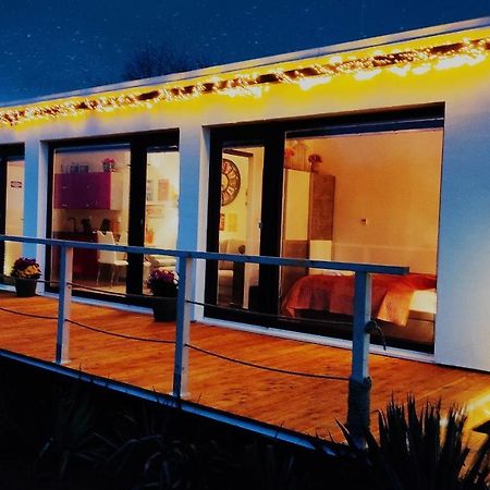Ranch 66 - Moderni Tiny House Black Swallow Ve Stylu Route 66 Se Saunou A Bazenem Тршице Экстерьер фото