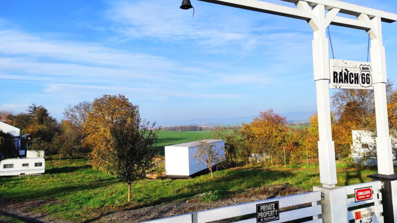 Ranch 66 - Moderni Tiny House Black Swallow Ve Stylu Route 66 Se Saunou A Bazenem Тршице Экстерьер фото