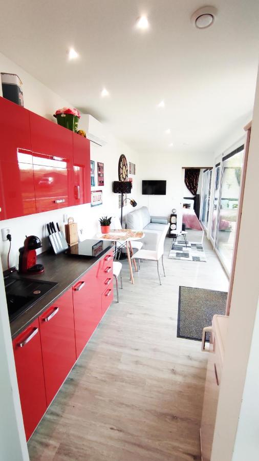 Ranch 66 - Moderni Tiny House Black Swallow Ve Stylu Route 66 Se Saunou A Bazenem Тршице Экстерьер фото