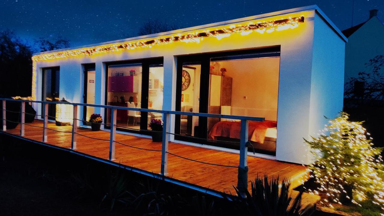 Ranch 66 - Moderni Tiny House Black Swallow Ve Stylu Route 66 Se Saunou A Bazenem Тршице Экстерьер фото