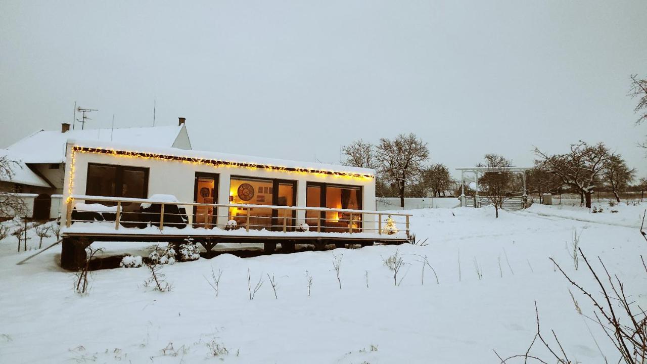 Ranch 66 - Moderni Tiny House Black Swallow Ve Stylu Route 66 Se Saunou A Bazenem Тршице Экстерьер фото