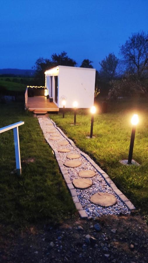 Ranch 66 - Moderni Tiny House Black Swallow Ve Stylu Route 66 Se Saunou A Bazenem Тршице Экстерьер фото