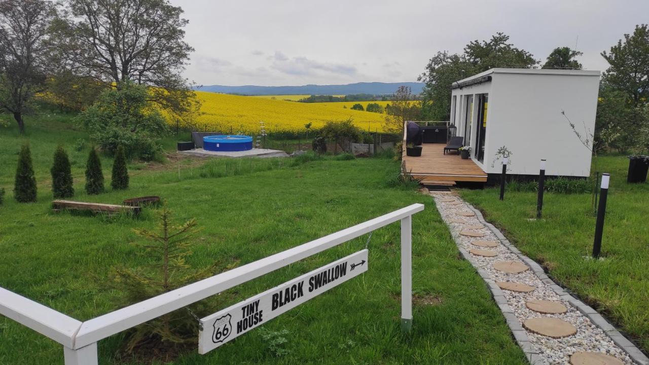 Ranch 66 - Moderni Tiny House Black Swallow Ve Stylu Route 66 Se Saunou A Bazenem Тршице Экстерьер фото