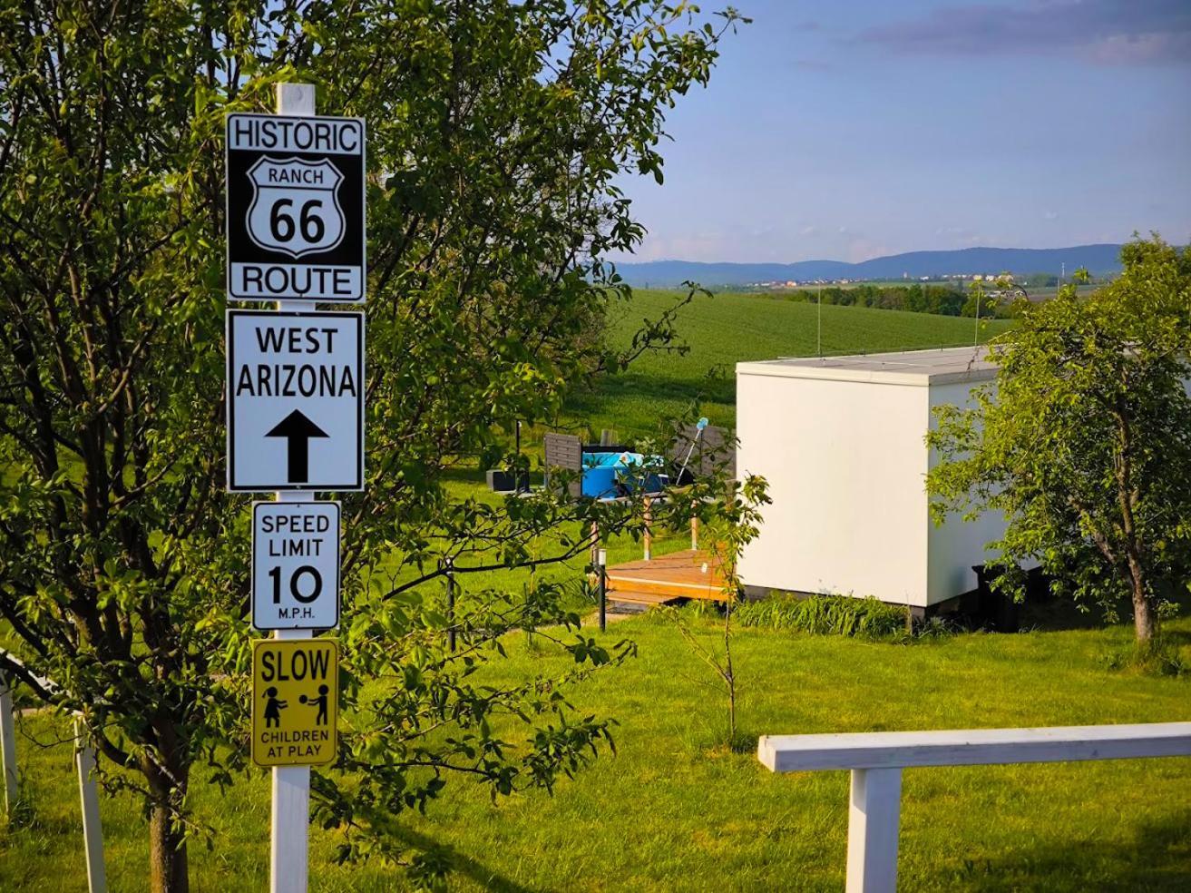 Ranch 66 - Moderni Tiny House Black Swallow Ve Stylu Route 66 Se Saunou A Bazenem Тршице Экстерьер фото