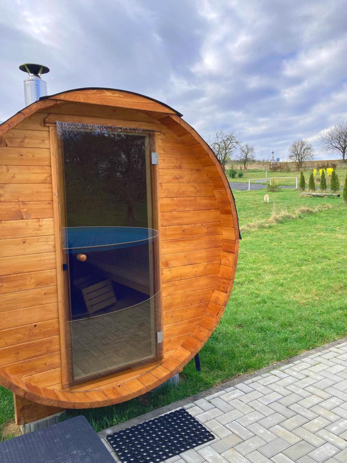 Ranch 66 - Moderni Tiny House Black Swallow Ve Stylu Route 66 Se Saunou A Bazenem Тршице Экстерьер фото